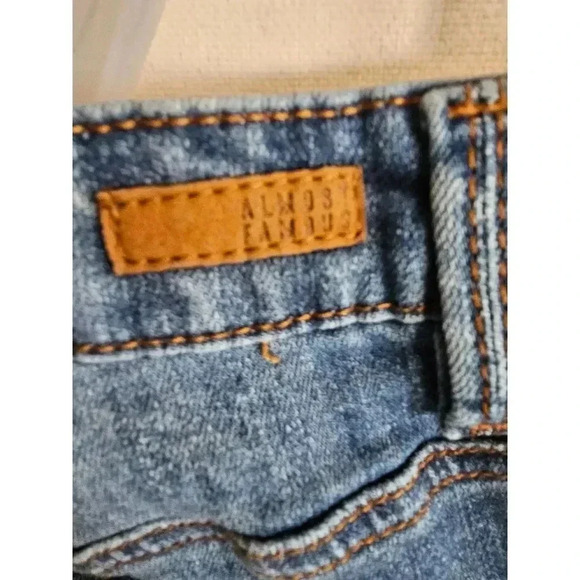 Almost Famous Faded Capris Jeans Size 11 - Picture 4 of 8